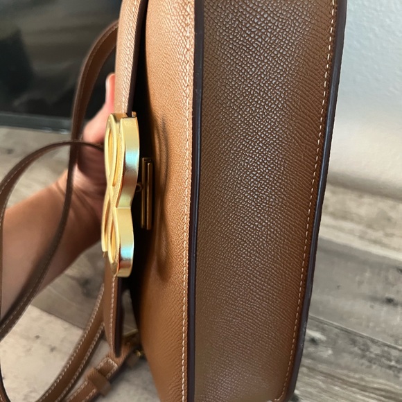 Elegant Brown Crossbody Bag with Gold Accent - Picture 6 of 12